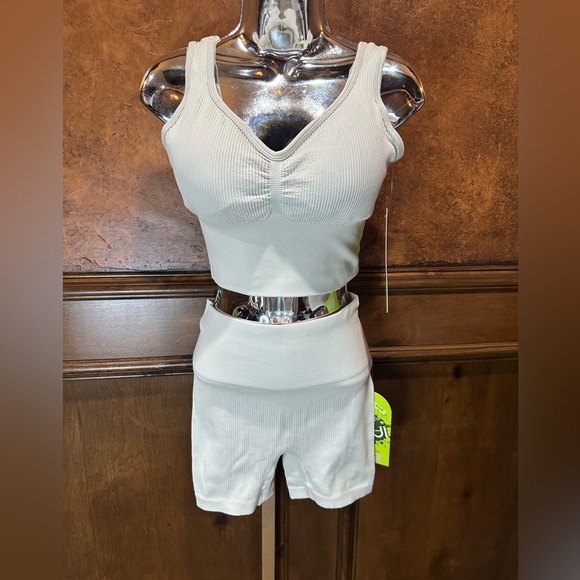 iaai Pants - NWT SIZE M Cream Mid-Thigh Athletic Shorts and top with Stretch Fabric